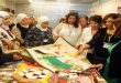 Mujeres sirias exhiben sus productos de telas recicladas
