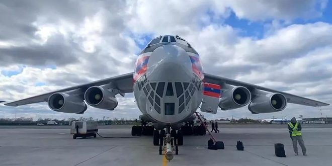 Nuevo avión de ayuda ruso arriba al Aeropuerto Internacional de Latakia