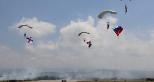 Desfile militar en base rusa en Hemeimem/Foto SANA