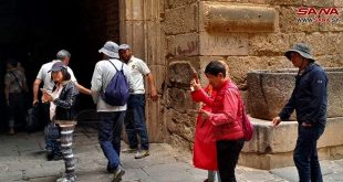 Turistas chinos visitan ciudad histórica de Bosra, Siria