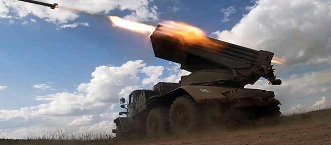 Los lanzacohetes rusos Grad convierten en infierno al terreno del enemigo