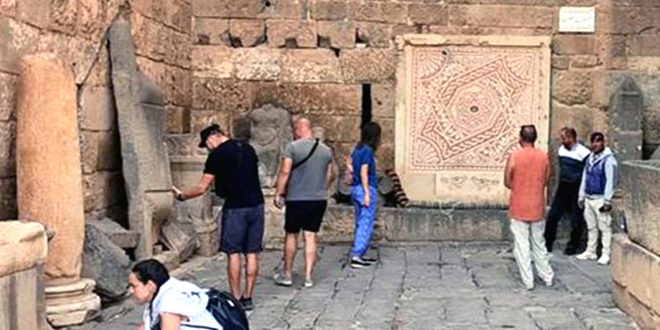 Turistas europeos visitan la antigua ciudad de Bosra, Deraa