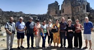 Turistas brasileños visitan la antigua ciudad siria de Bosra Al-Sham