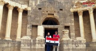 Turistas estadounidenses vistan la ciudad siria de Bosra Al-Sham