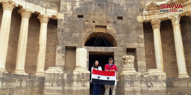 Turistas estadounidenses vistan la ciudad siria de Bosra Al-Sham