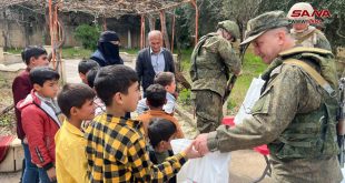 Familias necesitadas en Siria reciben ayuda alimentaria de las fuerzas rusas