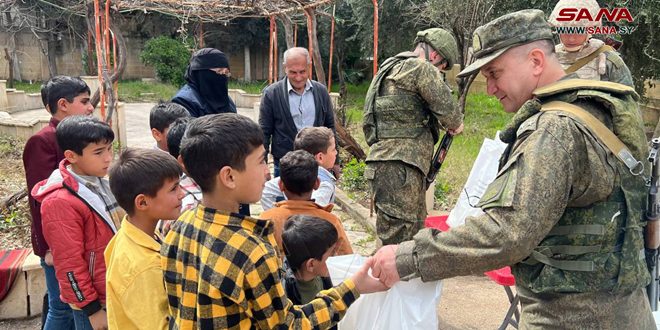 Familias necesitadas en Siria reciben ayuda alimentaria de las fuerzas rusas