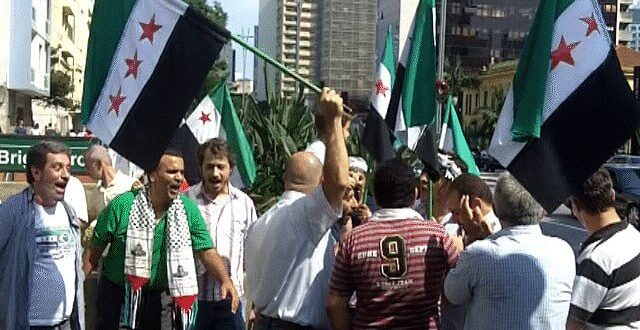 Sirios celebran en la ciudad de Sao Paulo en Brasil, la caída del régimen de Bashar Al-Assad.