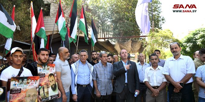 تجمع همبستگی با اسیران فلسطین در مقابل مقر سازمان ملل در دمشق