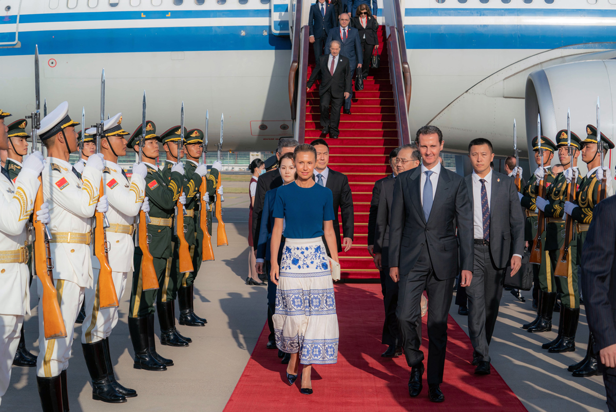 ورود رئیس جمهور اسد و بانوی اول اسماء اسد به فرودگاه پکن و دیدار ایشان با سوری ها مقیم چین 24-9-2023
