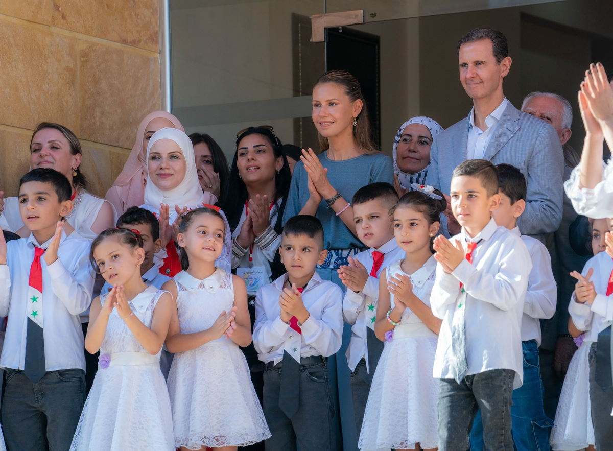 رئیس جمهور بشار اسد و بانوی اول اسماء الاسد با دانش آموزان دختر و پسر مدرسه فرزندان شهدا در شهر طرطوس دیدار کردند 28-9-2023