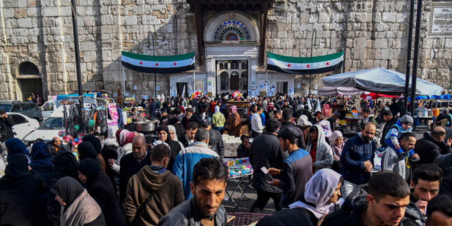 شادی و ازدحام در بازار باستانی حمیدیه دمشق و پرچم های انقلاب برجسته ترین حضور پس از آزادی است