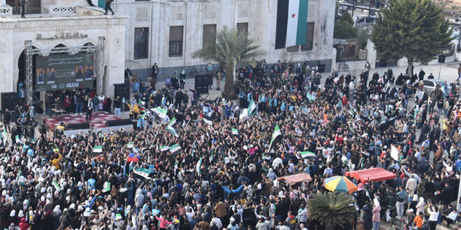 جشنواره پیروزی و آزادی در حماه… جمعیت عظیمی از سقوط رژیم منحله و ورق زدن صفحه استبداد جشن می گیرند