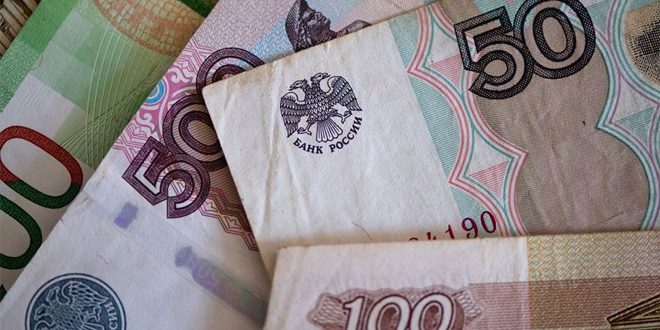 Le rouble russe en hausse face au dollar au plus haut niveau depuis juin 2015