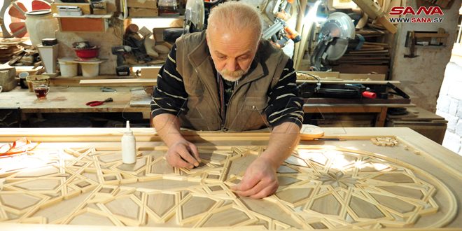 L’artisanat du fil arabe… Héritage artistique traditionnel de Damas combiné avec le bois