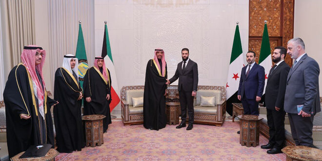 Le Commandant Ahmad Al-Charaa rencontre le ministre koweïtien des Affaires étrangères et le Secrétaire général du Conseil de coopération du Golfe