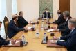 Cumhurbaşkanı Beşşar el Esad Rakka, Kunaytra, Deyrezzor ve İdlib illerine atanan yeni valilerin yasal yeminler etmeleri ardından onlarla iş toplantısında bulunuyor